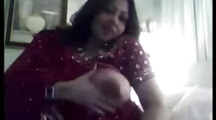 Man frigs een reusachtig-titted MILF gratis soft porno in een verleidelijke kut