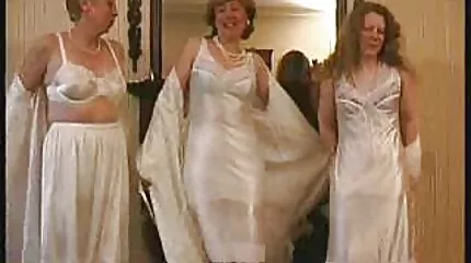 Meisje in kleding die de pik van een kerel gratis porno online in het park Berijden