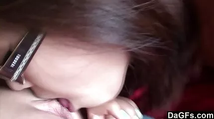 Ouder gratis porno folm dame met silicone Tieten spreads haar benen in voorzijde van haar lover