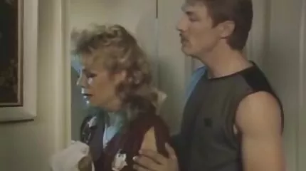 Vriendin in crimson lange pornofilm heeft Fuck-A-thon op de bank