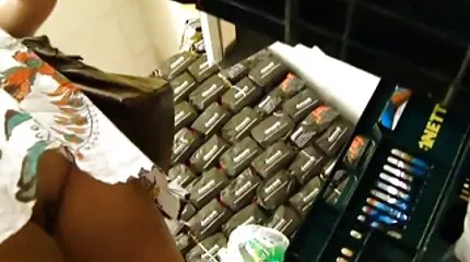 Gedwongen bmuzhika schoongemaakt de huis en de beloning is pornofilmen gratis een heet neuken