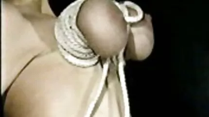 Het kutje van de teef barst in sexfilm fri de naden terwijl ze neukt