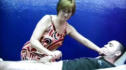 De volwassen baas kon de charmes van smakelijke werknemers niet pornofilmsgratis weerstaan