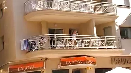 Onder het geluid van de branding, Blondine zuigt de lul van een man gratis pornofim op cam