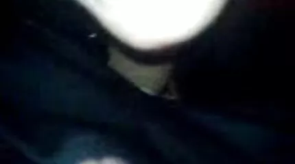 Meisje in shirt cums tijdens anaal neuken extreme pornofilm