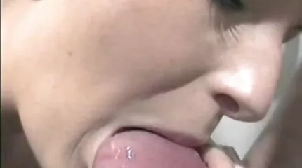 Monsters bakken vrouwen en grati pornofilm leggen larven in hen