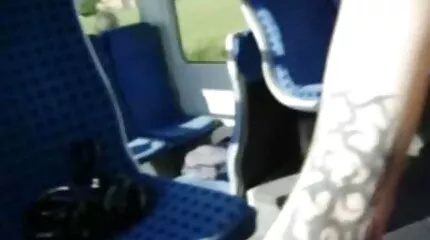 Hij schiet de camera terwijl hij frituurt glamour gratis soft porno babe met tattoos