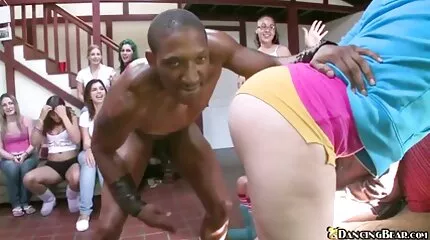 Voor een mooi bos van brunette en in de kont gratis porno m geven