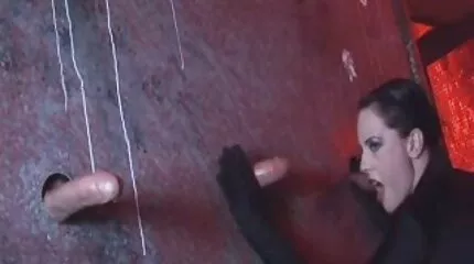 Een meisje met een harige vagina lange pornofilm wordt geneukt door haar man en neemt een cumshot op haar gezicht