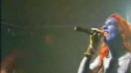 Skinn pulcino chick in de gratis porno online natuur doet een blowjob