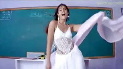 In een doggy positie prachtige brunette neukt in de gratis porno movies kont