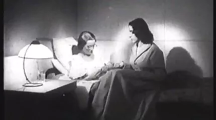 Babe kocht een nieuw dildo en masturbeert op gratis pornofim de bank