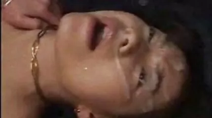 Slank meisje laat omasexfilm lul in haar kont voor de eerste keer