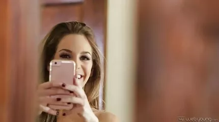 Gelast een Russisch meisje in het bos, thai pornofilm het zetten van kanker onder de kerstboom