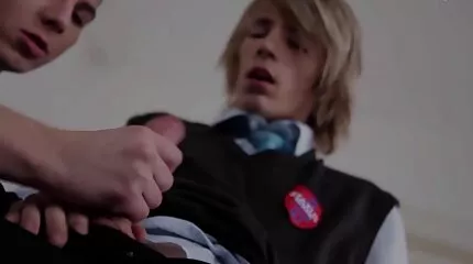 Kleine tieten hebben een mooi Kont attached gratis pornofilm