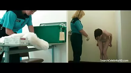 Meisje in jas spreidt gratis pornfilms haar benen voor seks op cam