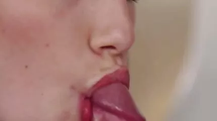 Het meisje is niet nodig wanneer een seksbom in tatoeages op de free pornofilm lul