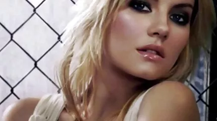 Ongeremd meisje geeft een lul naar zwarte gratis hamster porno lul