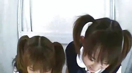 Lange kerel neukt een mooi mager meisje omasexfilm in de slaapkamer