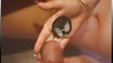 Getatoeëerde chick vingeren Kutje en kreunen van gratis porno movies zoemen