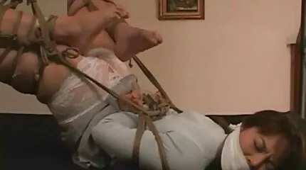 Echtgenoot takes af lingerie van zijn vriend en gratis soft porno sticks haar lul