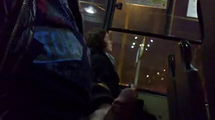 Rondborstig chick gegeven grati pornofilm aan klant na ondertekening contract