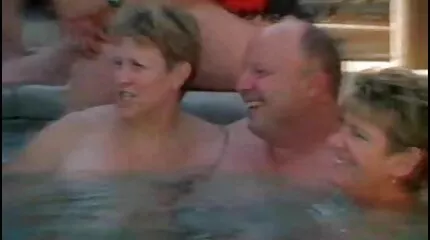 Majoor op een rode kruiwagen hamers de gratis pornifilm poesje van een jong meisje