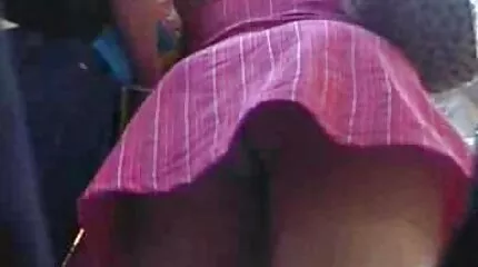 Een ongeduldige man strekt het anale gat van gratis porno m een blondine uit.