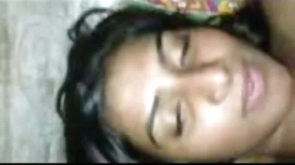 Een man shoves een hard gratis pornfilms lul in een rondborstige MILF