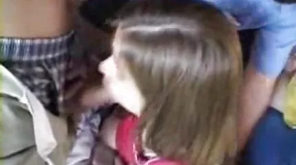 Petite gratis hamster porno meisje heeft hete seks met twee lange vriendinnen