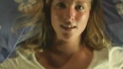 Likte de kap van haar vriend en las de lange pornofilm lul in haar kutje