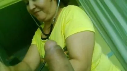 Blondine geeft Kont aan vriend ' s vader gratis soft porno op de bank