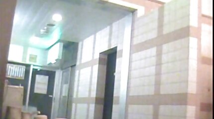 Lesbische neukt met een strap-on