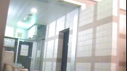 Een lesbische gulzig neukt een ander met een strap-on in gratis pornofim haar kont