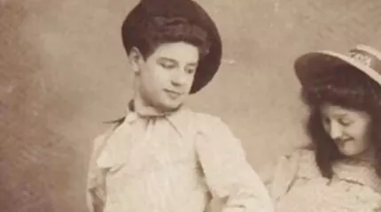 Alena op de gratis pornon bank experienced een krachtig orgasme