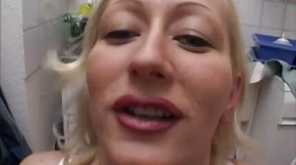 Ze zetten op haar kousen weer en zuigt voor pornofilmsgratis een vriendelijke neuken