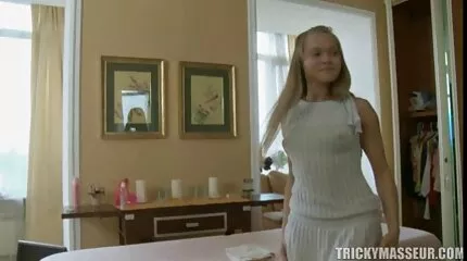 Two girlfriends hebben een guy in gratis pornofim triootje