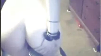 De man kijkt naar het verraad van free pornofilm zijn dame en is opgewonden