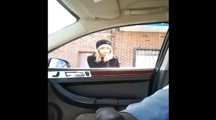 Mooi tender kutje Blondine neemt een dikke penis omasexfilm