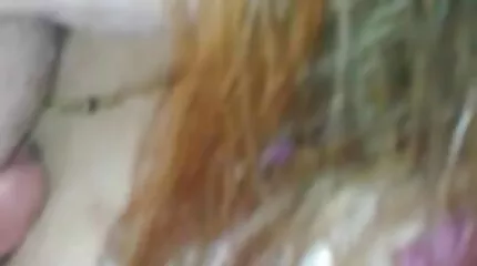 Blowjob op knieën met gratis pornon sperma downhill op slanke gezicht