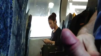 Babe in bikini thai pornofilm rijden haar lover ' s pik