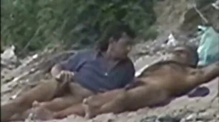 Guy frigs twee kuikens in een troach gratis pornofilm