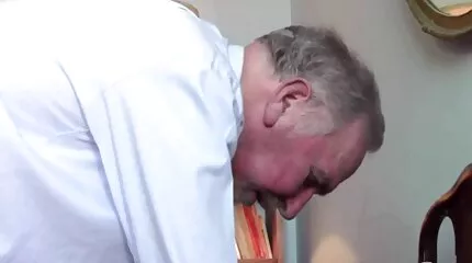 Lass swallows heet sperma na keel blowjob gratis pornofilm