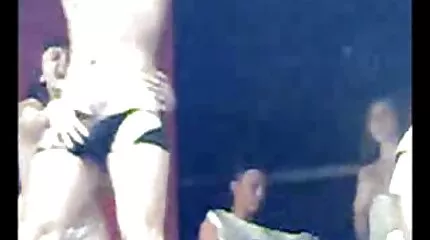 Brunette met grote milkings online gratis porno wordt geneukt door een crimineel in de cel