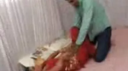 Groot gratis lange pornofilm Nieuwjaar: twee jonge vrouwen neuken tegelijkertijd